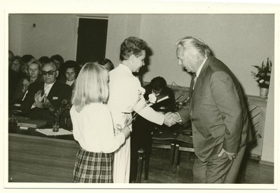 Kolga kooli avamisel saalis, ENSV haridusminister Elsa Gretškina annab üle aukirja Heino Valterile. 01.09.1986 a  similar photo