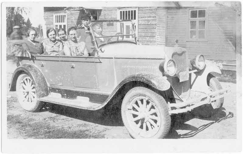 Grupifoto, Viinistu küla noored autoga Loksa fotograaf J.Jungvisti fotoateljee ees