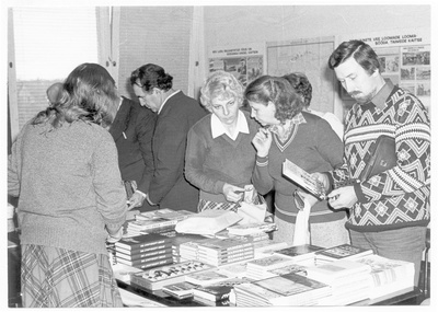 S.M.Kirovi nimelise kalurikolhoosi 3.parteikonverentsil 21.10.1983.a. "Võidu Tee" osakonna delegaadid raamatuid ostmas  similar photo