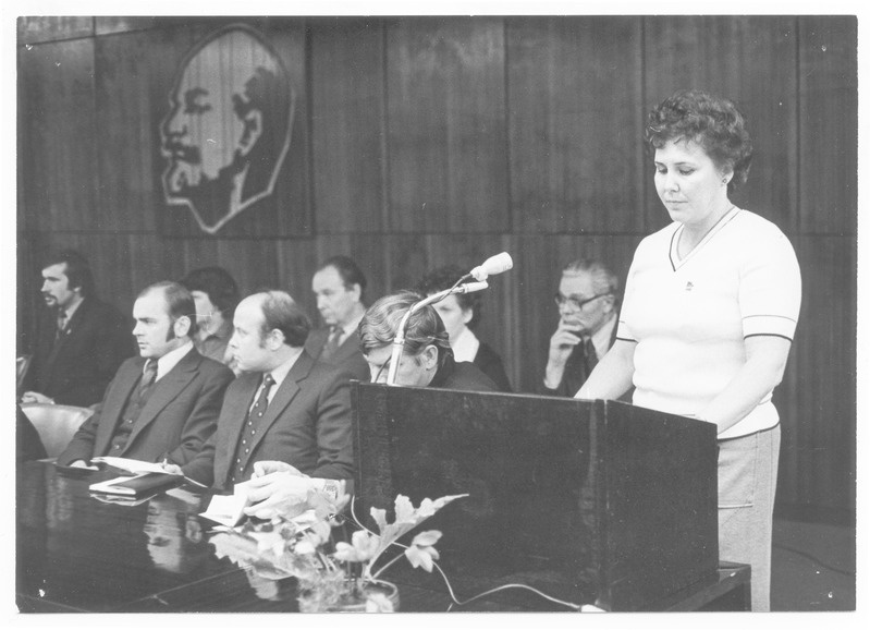 S.M.Kirovi nimelise kalurikolhoosi juhatuse istungite saalis 21.10.1983.a. esiplaanil Neeme osakonna parteiorganisatsiooni sekretär  Maria-Marika Kurvet