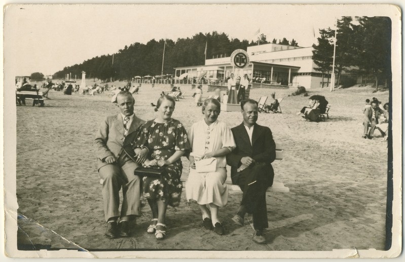 Pirita rannas pingil istuvad paremalt Jakob Kain, Hilda Kain, Hilda õde, Hilda õe abikaasa