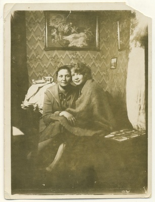 Jakob Kaini abikaasa Hilda koos oma õe Agnesega Soomes  similar photo