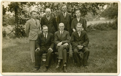 Prangli saare eliit. Esireas istuvad vasakult vallavanem Johannes Luhtsalu, õpetaja Harri Jürima, Kalle Lepmets. Seisavad vasakult kaupmees Valdman, Oskar Tamberk, Oskar Puuström, Hilda Jürima  duplicate photo