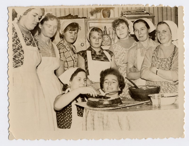 Kokanduskursusest osavõtjad Kose talus Vergis. Vasakult Endla Nahkur, Silvi Kriiva, Lembi Kamarik, Loori uustalu, Marija Tobro, Evi Tihane, Meeta Kallipe, Vaike Lengi, Juuli Oolman