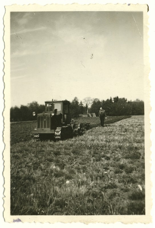 Traktoriga KD-35 künd kolhoosis "Ühisjõud"