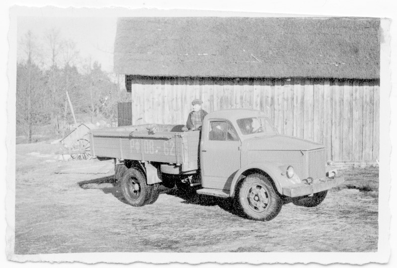 Kolhoosi "Ühisjõud" veoauto, rooli taga V.Rada