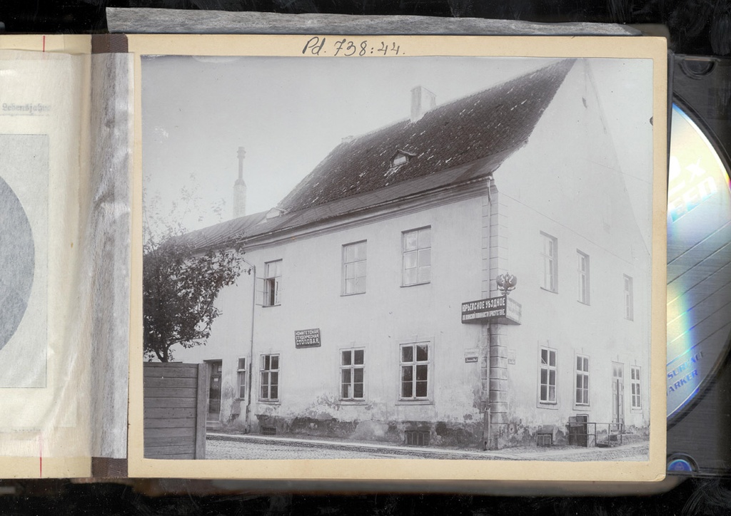 Maja Jaani (alates 1932. a. Ülikooli t.) ja Laia t. nurgal