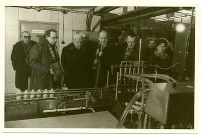 Läti NSV delegatsioon tutvumas S.M.Kirovi nimelise kalurikolhoosi tarbekeemiatsehhiga  similar photo