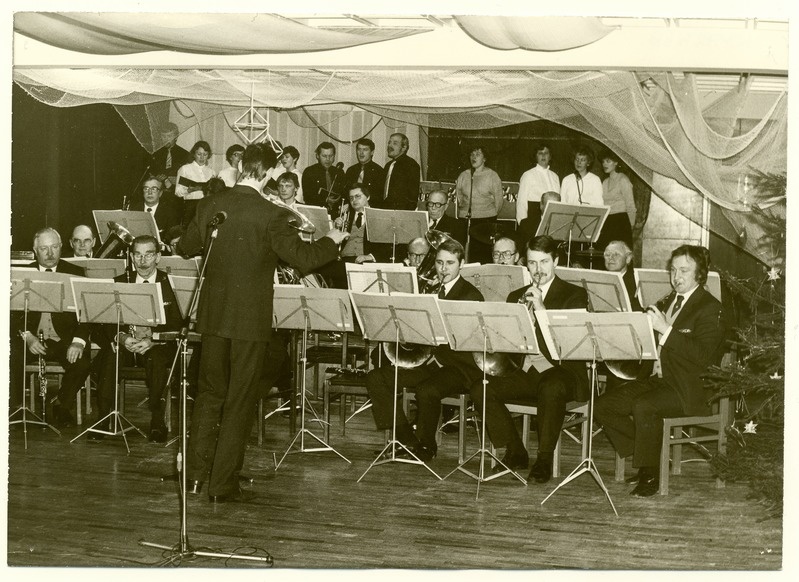 S.M.Kirovi nimelise kalurikolhoosi puhkpilliorkester "Helikon" Arvi Miido dirigeerimisel koos kergemuusikakooriga esinemas nääriõhtul keskuse klubis 1985.a.
