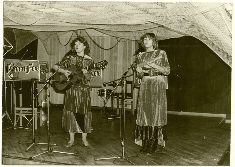 S.M.Kirovi nimelise kalurikolhoosi nääriõhtul 1985.a. esinemas folkduo Tiiu Roostalu (vasakul) ja Meeli Hunt (paremal)