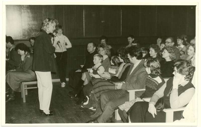 S.M.Kirovi nimelise kalurikolhoosi keskuse klubis 23.01.1986.a. ENSV teeneline kunstnik Anne Veski esinemas