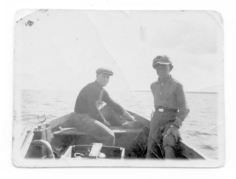 Randvere sadamas Randvere kalurid vennad Roland ja Otto Tammer pöörduvad tagasi merelt peale võrkude sisselaskmist 26.juunil 1937.a.