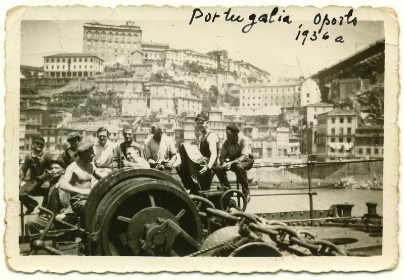 Vaade linnale, meremehed esiplaanil laeval, Endel- Aleksander Silberberg- Vaarik, esireas vasakult teine, u 1936 Portugalia, Oports