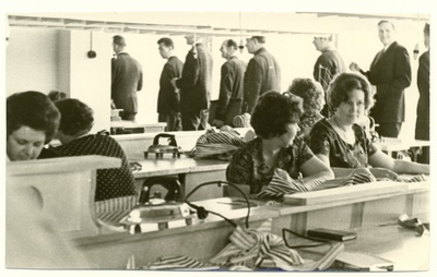 Külalised tutvumas S. M. Kirovi nim  näidiskalurikolhoosi teeninduspaviljoniga avamispäeval 1971. aasta juulis. Esiplaanil õmblejad töölaudade taga.  similar photo