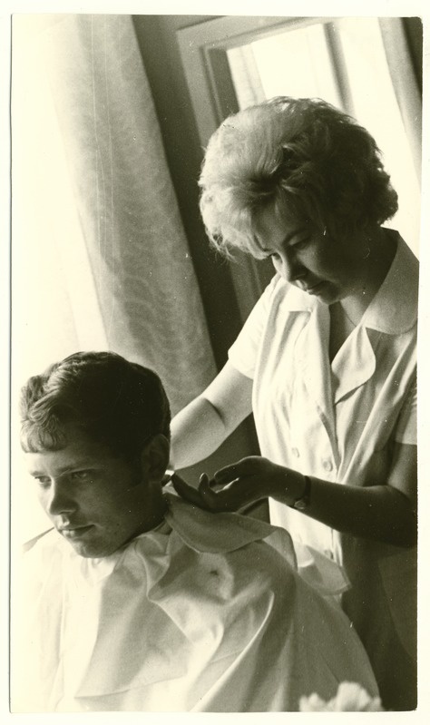 S. M. Kirovi nim  näidiskalurikolhoosi teeninduspaviljoni avamispäeval 1971. aasta juulis. Esimene klient meestejuuksur Eva Piilbergi juures.