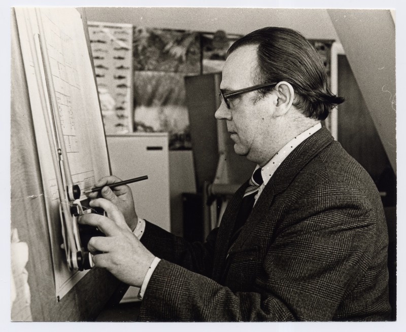 S.M.Kirovi nimelise kalurikolhoosi konstruktor Henn Herem töölaua taga 1984.a.