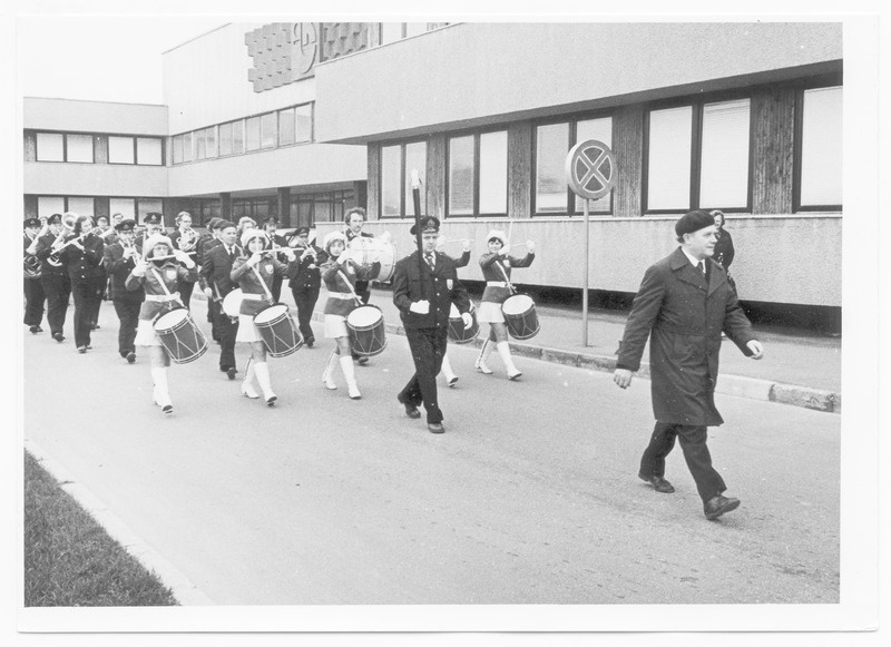 S. M. Kirovi nim näidiskalurikolhoosi sõjaveteranide rongkäik.