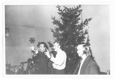 S.M.Kirovi nimelise kalurikolhoosi talveaias administratsiooni nääripeol 3.jaan.1975. Esinemas kultuuriosakonna juhataja Toivo Teras ja estraadinäitlejad Lembit Sibul ja Priit Korts  similar photo