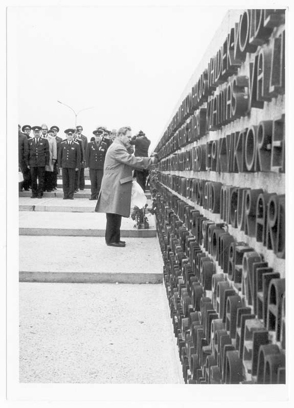 Lillede asetamine Suures Isamaasõjas langenute memoriaalansambli müüri äärde