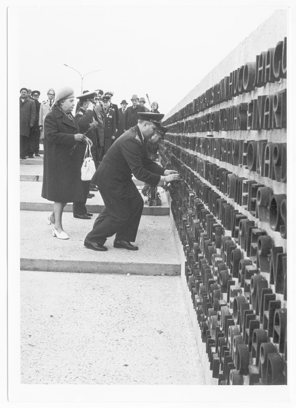 Lillede asetamine Suures Isamaasõjas langenute auks