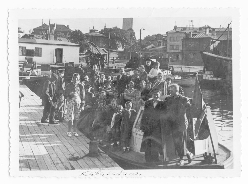 Vaade Tallinna kalasadamale, esiplaanil Prangli postipaat saarerahvaga 1954.a.