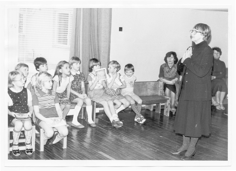 Heljo Mänd kohtumas lastega 16. veebruaril 1982.a kolhoosi lastepäevakodus "Piilupesa"