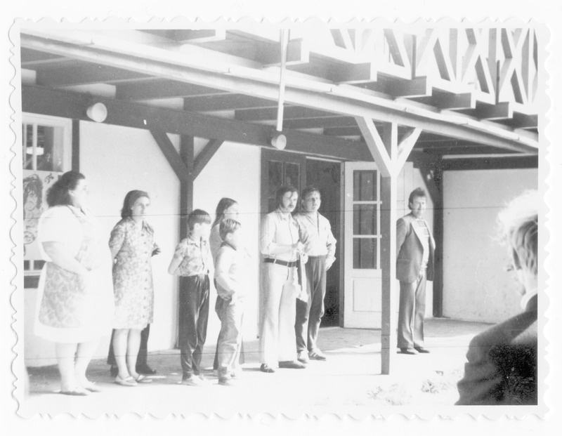 S.M.Kirovi nimelise kalurikolhoosi isetegevuslaste puhkelaagri avamine Lohusalus 17.08.1974.a. Paremalt esimene kolhoosi kultuuriosakonna juhataja Toivo Terase, teine kultuuriosakonna juhataja asetäitja Jaan Ojamaa, kolmas keskuse klubi juhataja Priit Korts,, seitsmes komandant Marit Kärtna