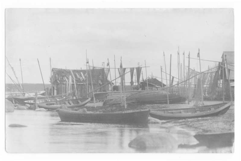 Rannamotiiv. Kaldaäärne paatide, vabede, võrkude ning paadikuuriga.
