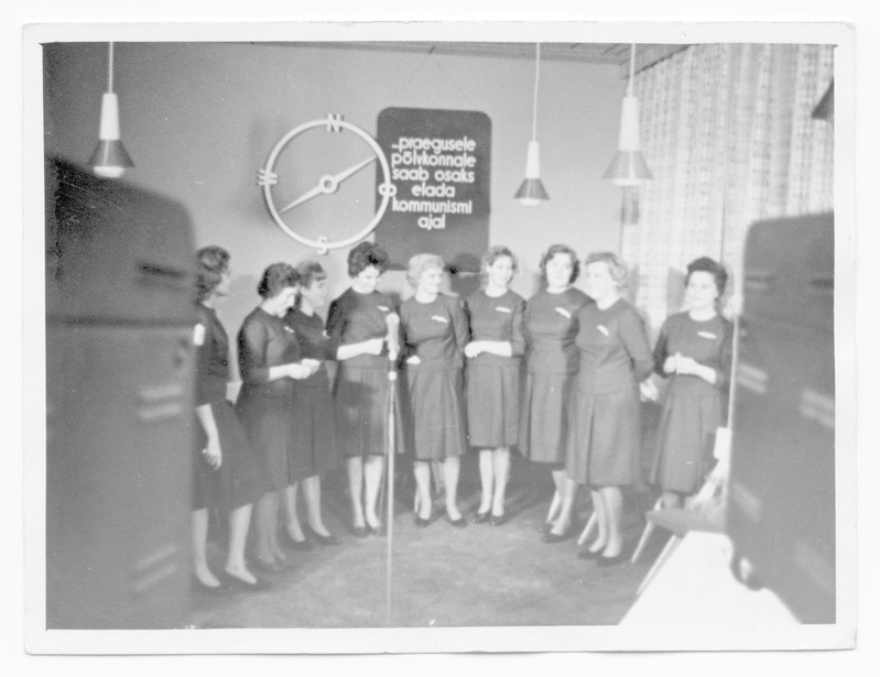 S.M.Kirovi nemelise kalurikolhoosi naisansambel TV saates esinemas 1964.a.