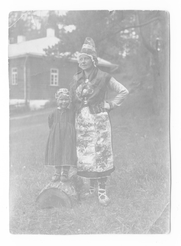Inga Braakmann oma tütre Gretehen Braakmanniga 1920.a. Ruhnus