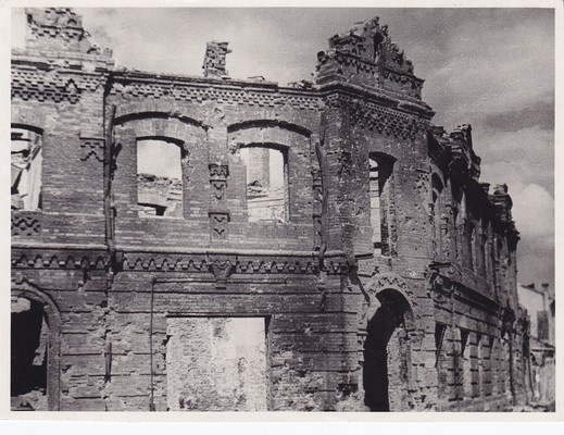 Sõjajärgne purustatud Narva, maja Peetri platsi ja Hermanni tänava nurgal
