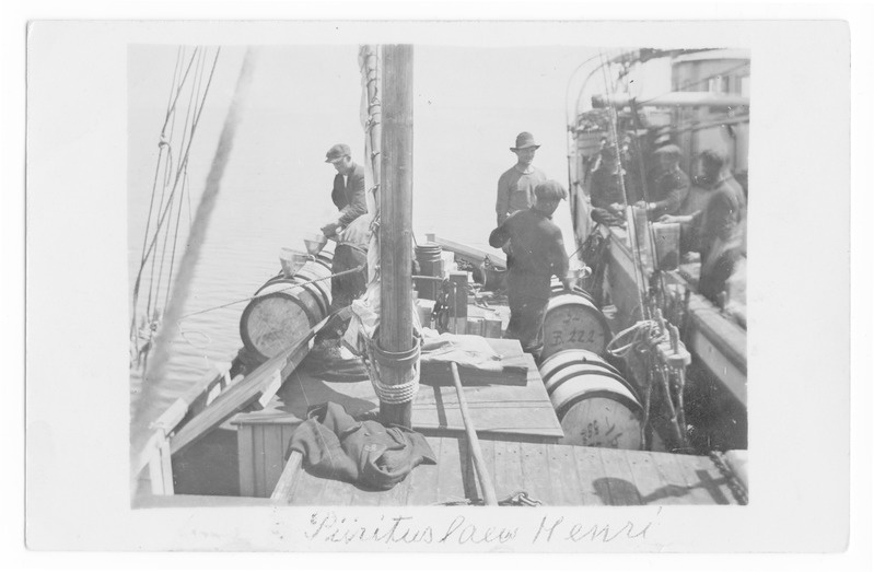 Piirituselaevalt "HENRY" piirituse ümberlaadimine väiksemale laevale. Pildistatud Balti merel 1932 või 1933.a.