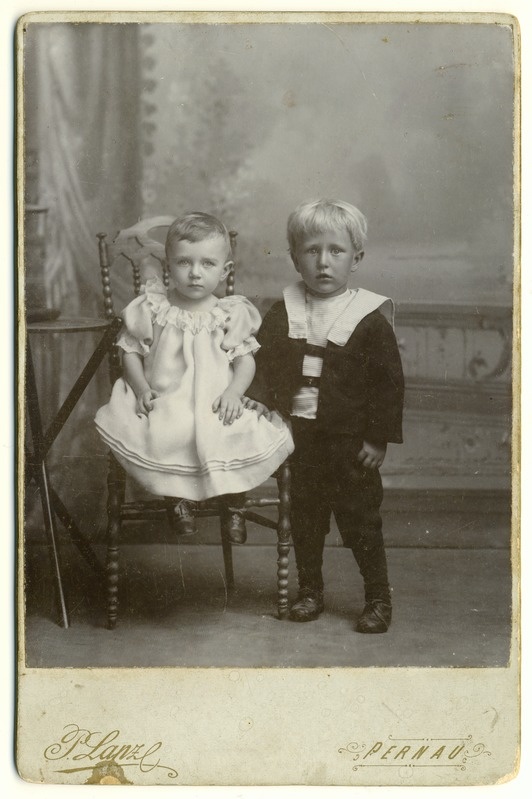 Kaksiktäisportree. Fotol on lastena Rita Perk ja Herbert Falk (Valk).