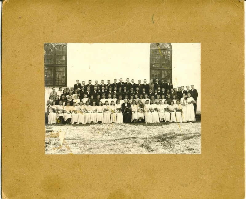 Leerilapsed Loksa kiriku juures, arvatavasti 1940.a.
