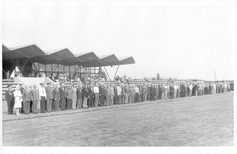 S.M.Kirovi nimelise kalurikolhoosi staadionil Eesti Laskurkorpuse 27.laskurpolgu veteranid oma kokkutulekul 31.07.1982