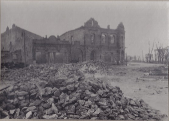 Purustatud Narva vaade, Peetri plats, 1946