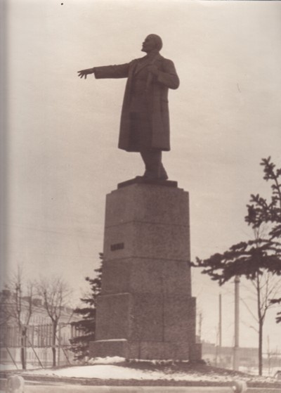Narva vaade. V. Lenini mälestusmärk Peetri platsil. 1961.a.