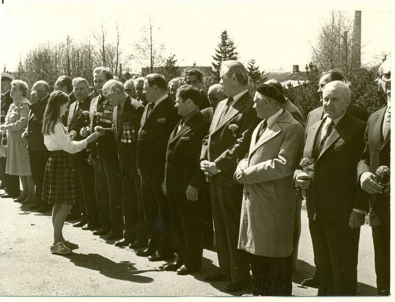 S.M.Kirovi nimelise kalurikolhoosi keskusehoone ees 9.05.1985.a.