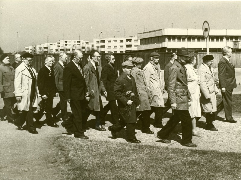 S.M.Kirovi nimelise kalurikolhoosi  sõjavteranide rongkäik jõudmas memoriaali juurde 9.05.1985.a.