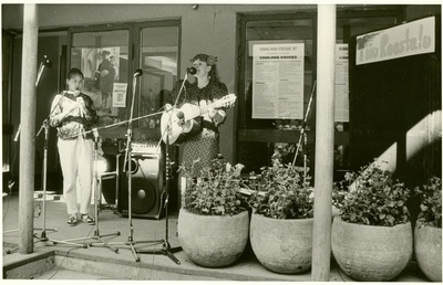 Vanalinna päevadel kolhoosi folklaulja  similar photo