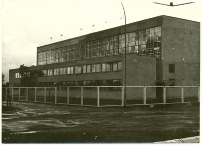 Vaade S.M.Kirovi nimelise kalurikolhoosi uuele tarbekeemia tsehhi hoonele. Avati 25.10.1985.a.  similar photo