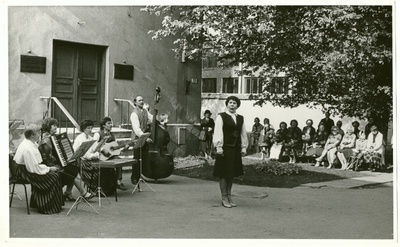 Tallinna Vanalinna päevadel ansambel Elulõng musitseerimas  similar photo