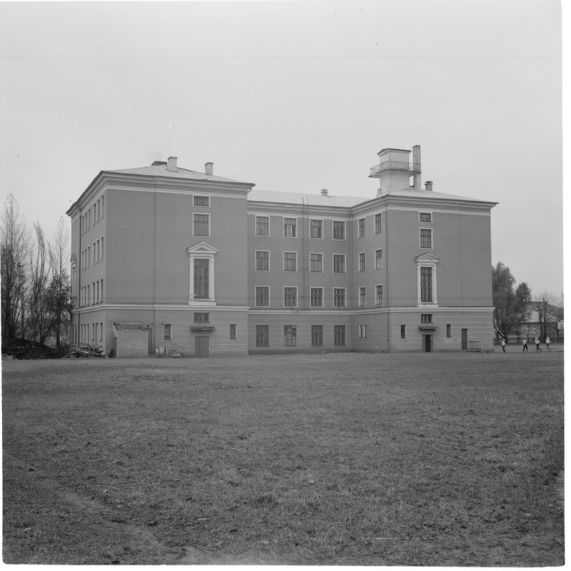 Tartu 9. Keskkool (Puiestee tänaval). Vaade Peetri tänava poolt. Endine 3. keskkool. Ehitatud 1952. aastal.