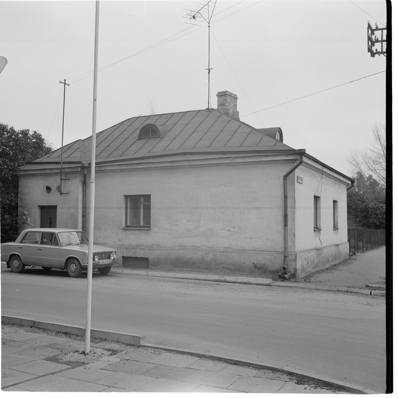 Tartu, Peetri 21, ehitatud peale sõda. Liiva tänava nurgal.