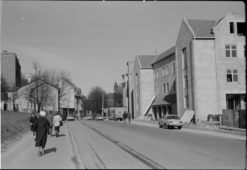 Tartu, Ülikooli tänav. Vaade Vanemuise tänava juurest kesklinna suunas. Paremal ehitatav kaubahall.