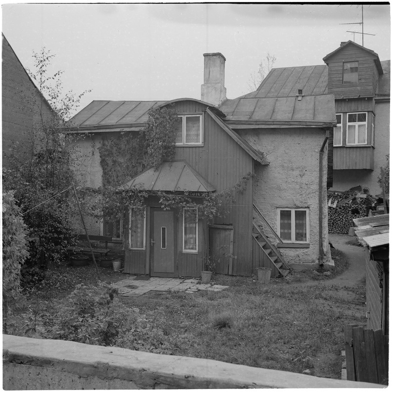 Tartu, 1. Mai tänav 69. Vaade kagust, vastvalminud TRÜ elamu eest.