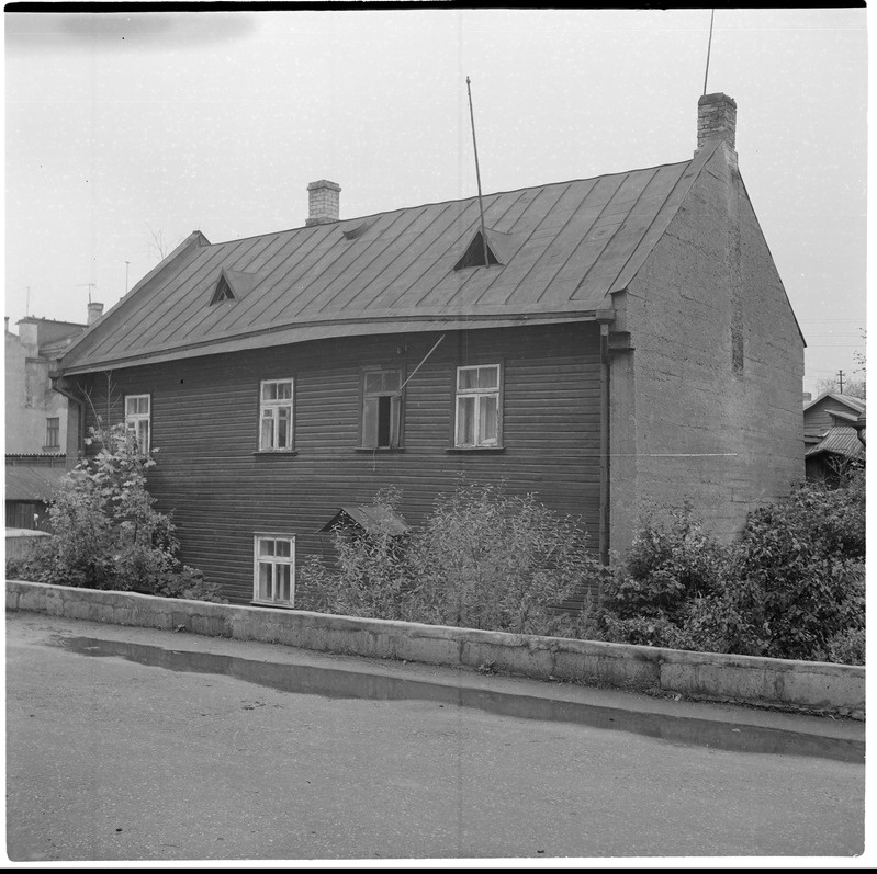 Tartu, 1. Mai tänav 65. Vaade kagust, vastvalminud TRÜ elamu eest.