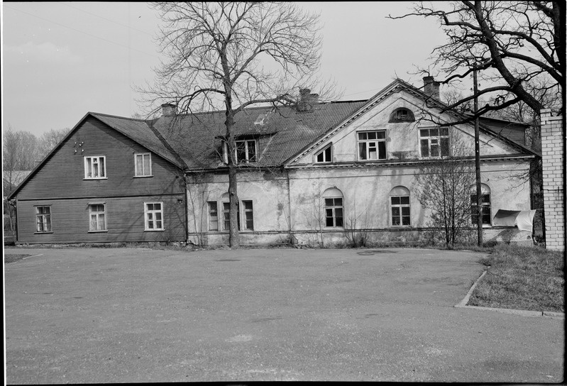 Tartu, Ropkamõisa 10. Endise Ropka mõisa kõrvalhoone. Otsvaade suunaga Emajõe poole.