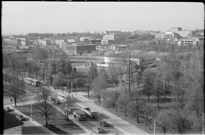 Tartu, vaade turuhoone suunas TRÜ ülejõe ühiselamutest.