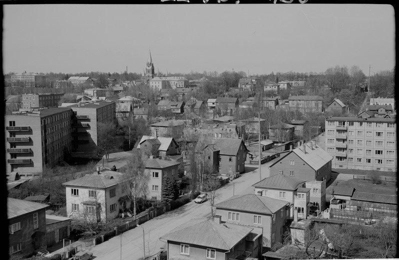 Tartu, Ülejõe linnaosa TRÜ ühiselamute juurest.